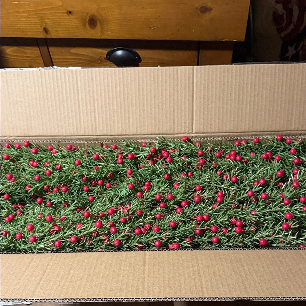Grandin Road Hempstead Berry Garland 6ft. BNIB